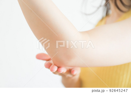 女性のひじ 女性のひじ 92645247