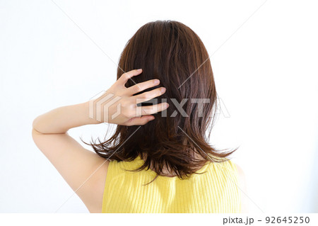 ヘアケア 女性の後ろ姿 ヘアケア 女性の後ろ姿 92645250
