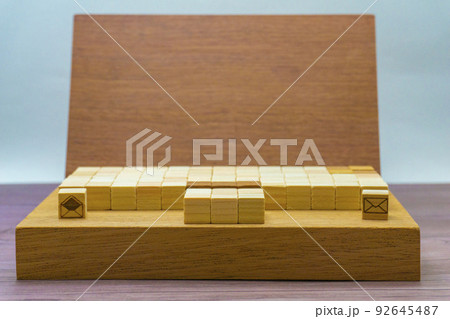 木のパソコンの上に両端にメールのアイコンがあるウッドキューブでメールチェックのイメージ素材 木のパソコンの上に両端にメールのアイコンがあるウッドキューブでメールチェックのイメージ素材 92645487