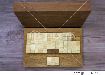 パソコンをイメージしたウッドキューブを並べて作ったインターネットのシンプルな素材 92645488