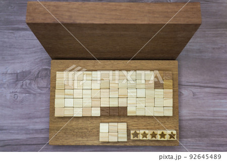 木製のパソコンの上に5つ星がある評価や口コミを調べるイメージ素材 木製のパソコンの上に5つ星がある評価や口コミを調べるイメージ素材 92645489