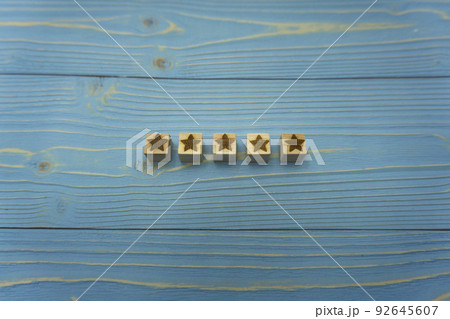 青いウッドデッキの中央に5つ星のウッドキューブを並べた口コミや評価の背景 青いウッドデッキの中央に5つ星のウッドキューブを並べた口コミや評価の背景 92645607