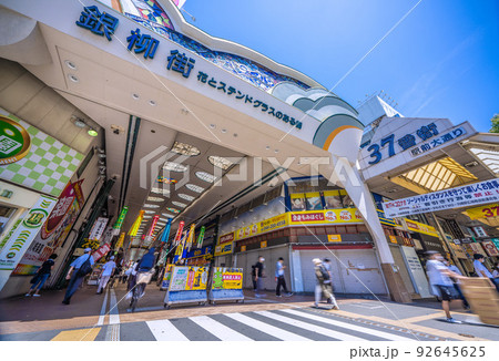 日本の東京都市景観　川崎駅前の川崎銀柳街（ホコ天）などを望む。自転車危険運転 92645625