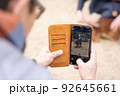 愛犬をスマホで撮影する飼い主 92645661