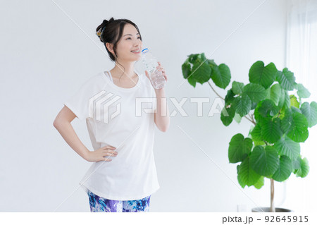 水分補給をする若い女性 水分補給をする若い女性 92645915