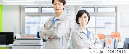 オフィスの若い作業員 オフィスの若い作業員 92645916