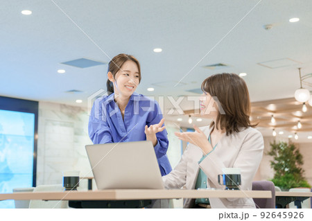ミーティングをする若い女性 92645926