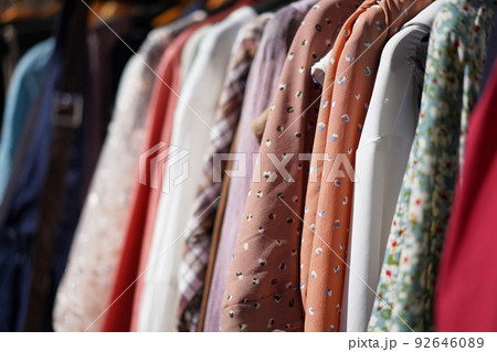 様々な色や柄の服 92646089