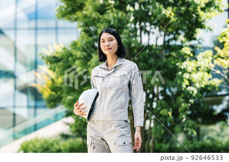 施工管理の若い女性 92646533