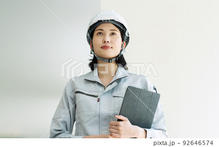 施工管理の若い女性 92646574