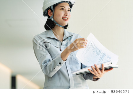 施工管理の若い女性 施工管理の若い女性 92646575