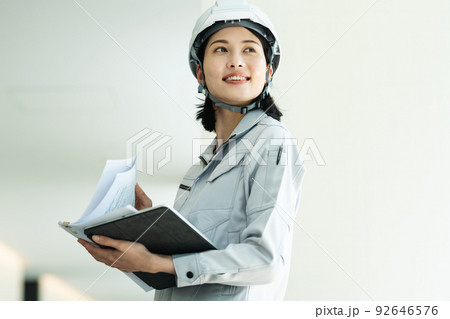 施工管理の若い女性 92646576