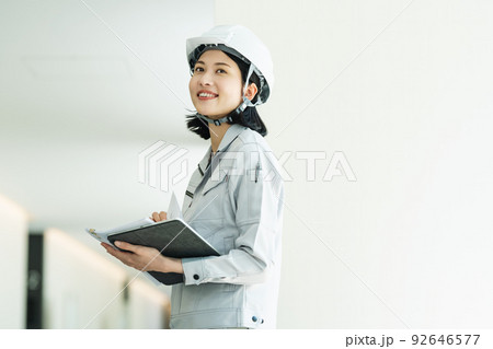 施工管理の若い女性 92646577