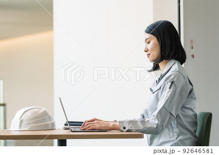 パソコンで仕事をする作業服の女性 パソコンで仕事をする作業服の女性 92646581