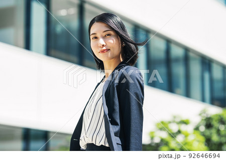 キャリアウーマンの屋外ポートレート キャリアウーマンの屋外ポートレート 92646694