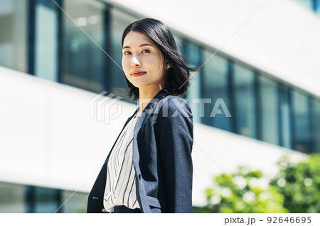 キャリアウーマンの屋外ポートレート 92646695