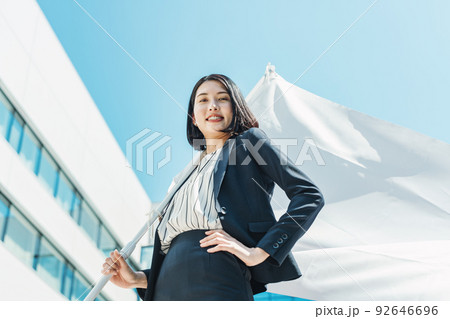 旗を持つキャリアウーマン 92646696