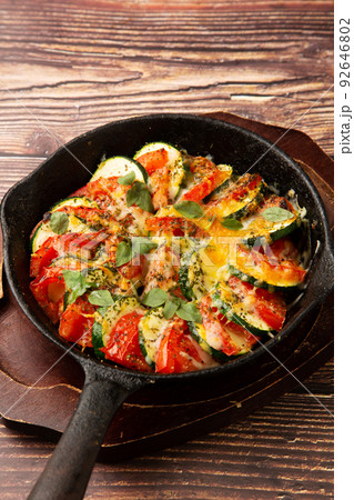 トマトとズッキーニの重ね焼き トマトとズッキーニの重ね焼き 92646802