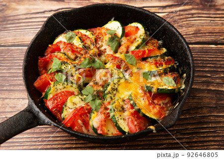 トマトとズッキーニの重ね焼き 92646805