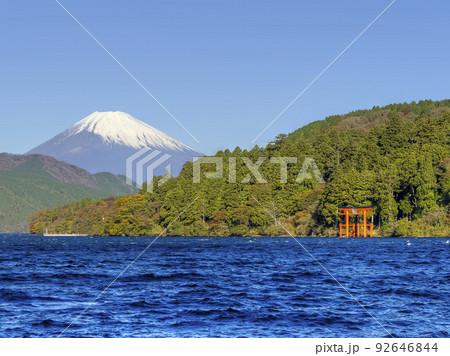 富士山を望む快晴の箱根・芦ノ湖 / Hakone, Japan  92646844