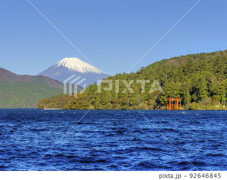 富士山を望む快晴の箱根・芦ノ湖 / Hakone, Japan  92646845
