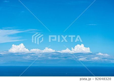 夏の空と海【素材】 92648320