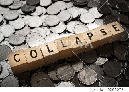 崩壊のイメージ｜「COLLAPSE」と書かれたブロックとコイン 92650724