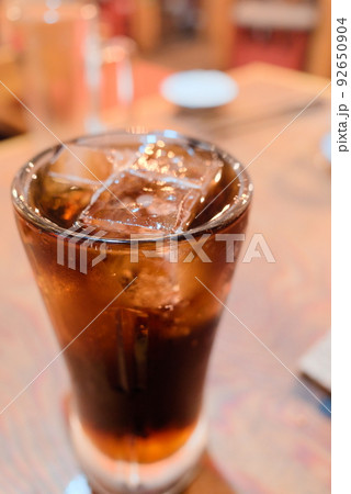焼肉屋さんのジョッキに入ったコーラハイボール 92650904