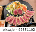 赤身の牛肉ロースを使って揚げた牛かつ 92651102