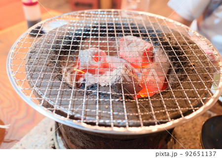 肉を焼く前の炭を入れた七輪 92651137
