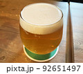 小さめのグラスに注がれた地方原産の地ビール 92651497