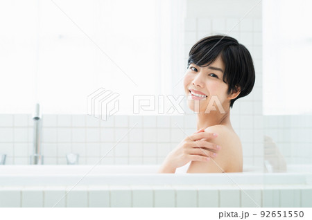 入浴する若い女性 92651550