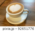 インスタ映えしそうなハートが描かれたカフェラテ 92651776