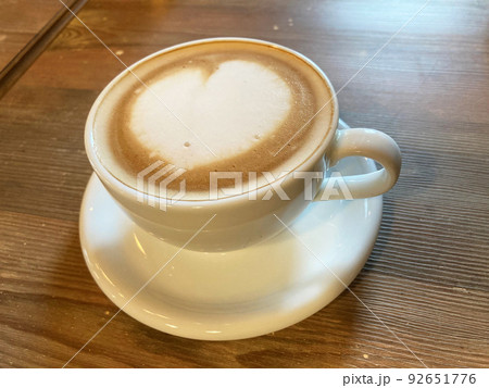 インスタ映えしそうなハートが描かれたカフェラテ 92651776