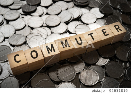 通勤者・通学者のイメージ|「COMMUTER」と書かれたブロックとコイン 通勤者・通学者のイメージ|「COMMUTER」と書かれたブロックとコイン 92651816
