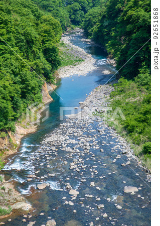 吾妻峡 ふれあい大橋から下流の風景 新緑の季節 吾妻峡 ふれあい大橋から下流の風景 新緑の季節 92651868