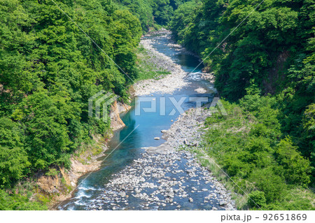 吾妻峡 ふれあい大橋から下流の風景 新緑の季節 吾妻峡 ふれあい大橋から下流の風景 新緑の季節 92651869