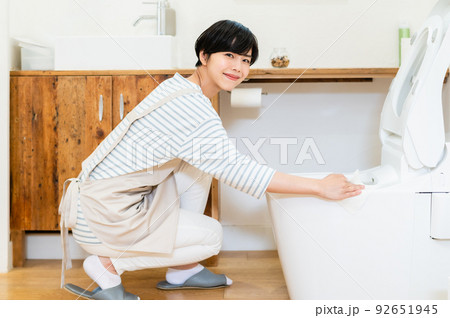 トイレを掃除する若い女性 トイレを掃除する若い女性 92651945