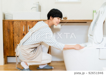 トイレを掃除する若い女性 92651946