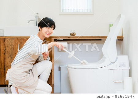 トイレを掃除する若い女性 92651947