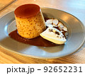 手作りで作ったカラメルソースたっぷりのプリン 92652231