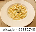 クリーミーなホワイトソースで仕上げたペンネ 92652745