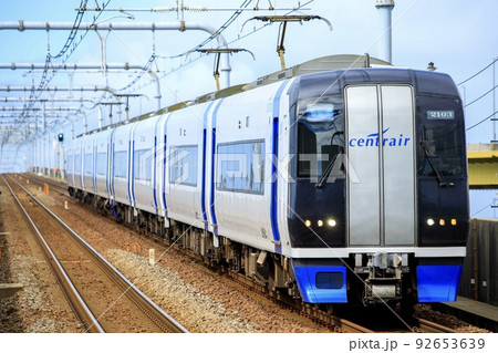 中部国際空港　空港線を走る名鉄2000系ミュースカイ 92653639