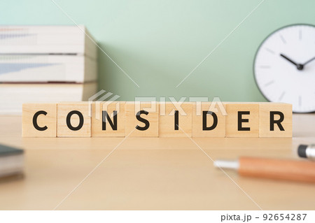 考慮・検討のイメージ|「CONSIDER」と書かれたブロックが置かれたデスク 考慮・検討のイメージ|「CONSIDER」と書かれたブロックが置かれたデスク 92654287