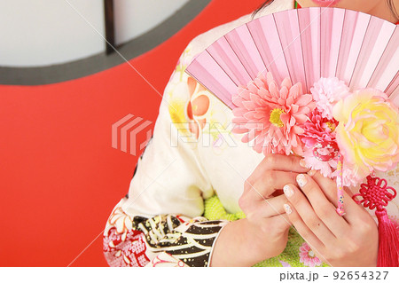 白い着物を着てセンスをもつ女性 白い着物を着てセンスをもつ女性 92654327