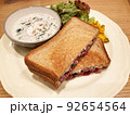 朝食メニューハムサラダのトーストサンド 92654564