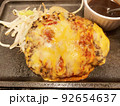 チーズがたくさんのってるハンバーグステーキ料理 92654637