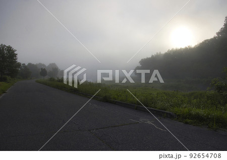 朝霧に包まれた姫川 長野県白馬村 朝霧に包まれた姫川 長野県白馬村 92654708