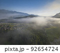 朝日を浴びる白馬村を覆う雲海　長野県白馬村（ドローンによる空撮） 92654724