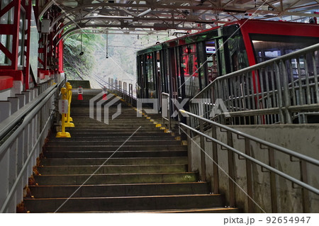 南海電鉄高野線の極楽寺駅のケーブルカー乗り場風景 92654947